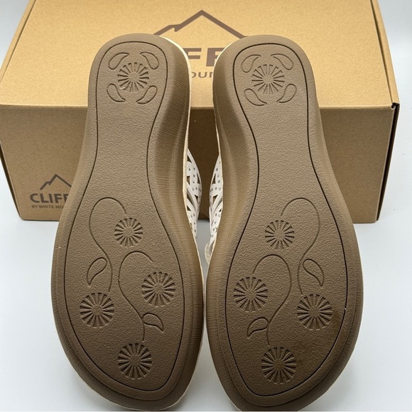 Cliffs by White Mountain Cynthia Floral Sandals | Size 9.5 - Picture 4 of 6